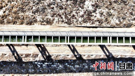 滚滚黄河水通过引黄渡槽流向民勤　李筱　摄