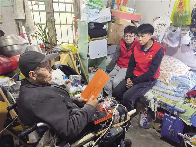 兰州交通大学志愿者看望残疾人高怀民