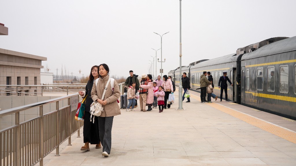 肃州站台下车的旅客