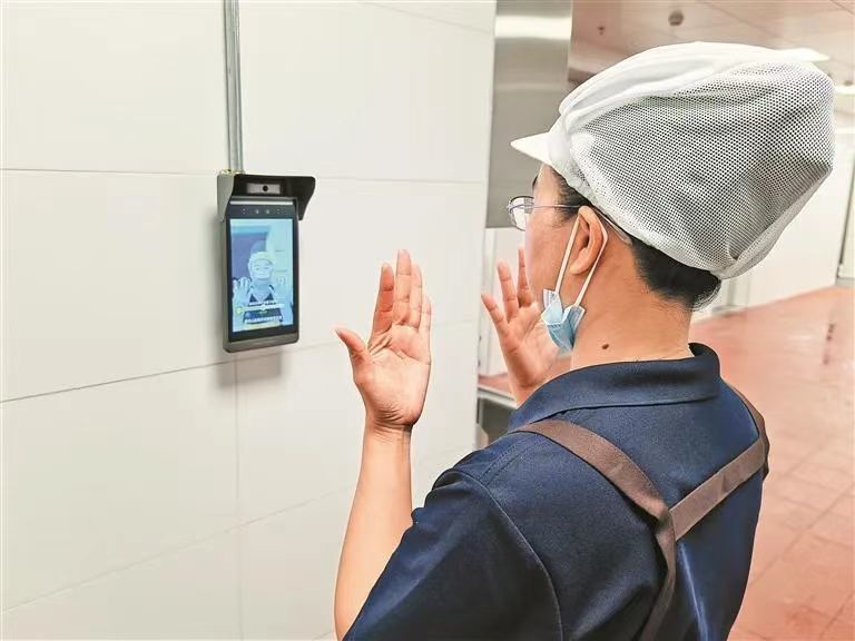 深圳中学龙华学校引入AI数智食安管理系统科技赋能校园食安