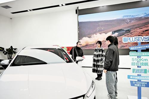 2月28日，消费者在石家庄市一家4S店选购新能源汽车。 本报记者 史晟全摄