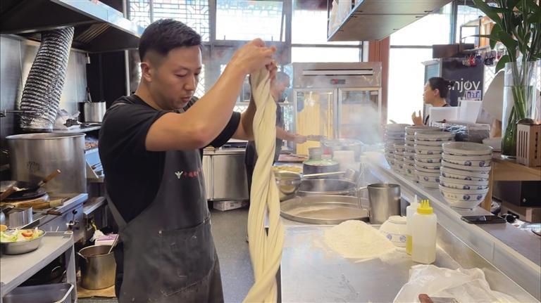 新西兰老白家兰州牛肉面店的厨师展现拉面技艺