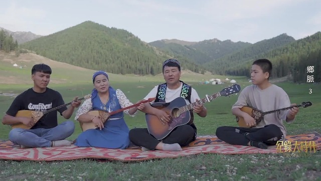 教育要从娃娃抓起！新疆阿肯夫妻教孩子弹唱民歌，女儿7岁进电视台演出