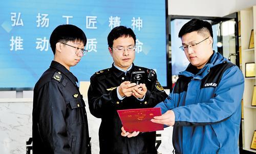 3月4日，在河北创力机电科技有限公司，邢台市市场监督管理局邢台经济开发区分局执法人员进行检查前，先使用“邢台执法”手机App扫描公司营业执照上的二维码，向全市行政执法和行政执法监督一体化平台“云备案”。本报记者 赵永辉摄
