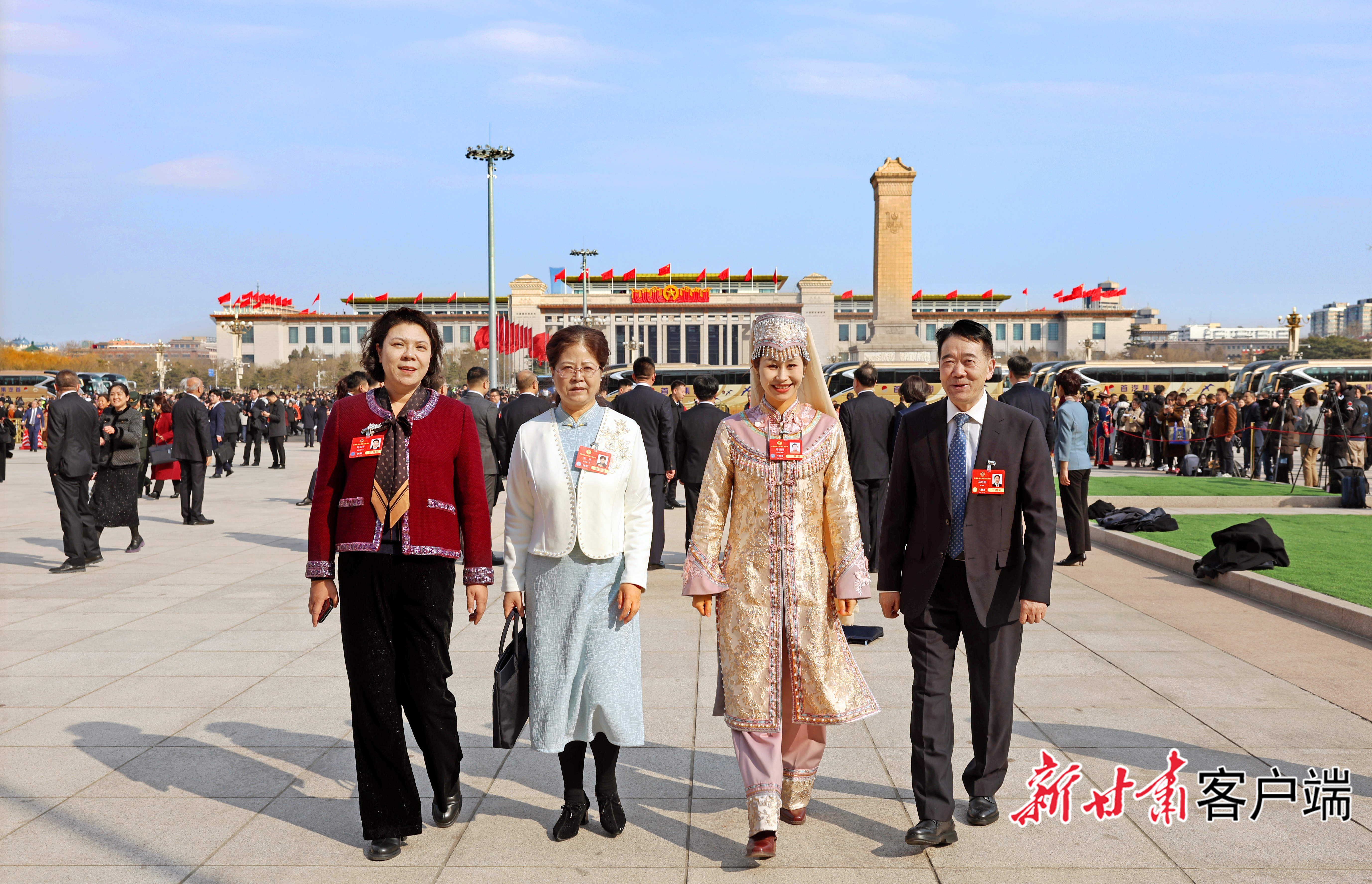 3月4日下午,全国政协十四届三次会议在北京人民大会堂开幕,住甘全国政协委员信心满怀步入会场。新甘肃·甘肃日报记者 田蹊