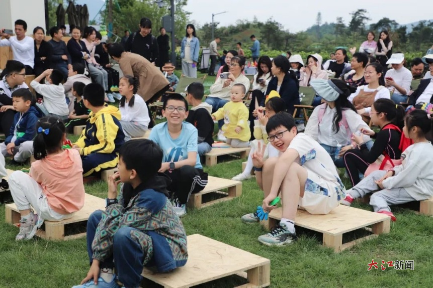 市民游客在绿点美学馆草坪上参加活动（资料图）