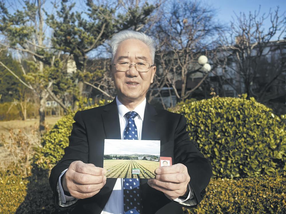 柴守玺委员向记者展示小麦秸秆带状覆盖还田绿色生产技术