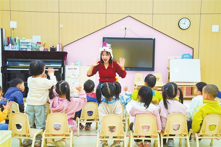 在江西理工大学幼儿园内，头戴小白兔头饰的老师带着孩子们，讲述着绘本故事。