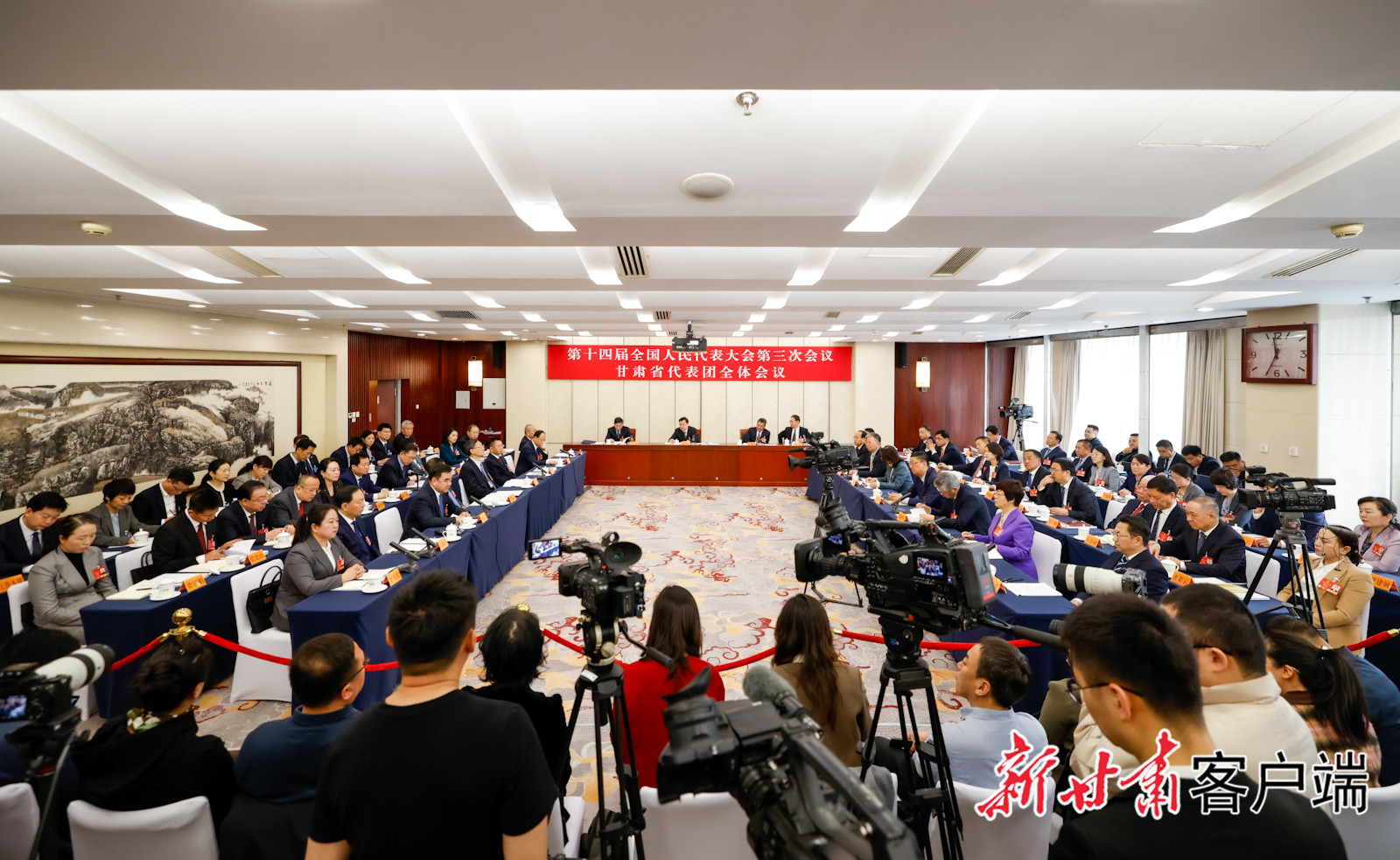 3月7日上午，十四届全国人大三次会议甘肃代表团在驻地举行开放团组活动，继续审查计划报告和草案、预算报告和草案，会议向境内外媒体记者开放。新甘肃&middot;甘肃日报记者　孟捷