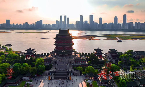 滕王阁与城市天际线相互交融,展现了南昌古今交融的独特风貌。江西日报全媒体记者康春华摄