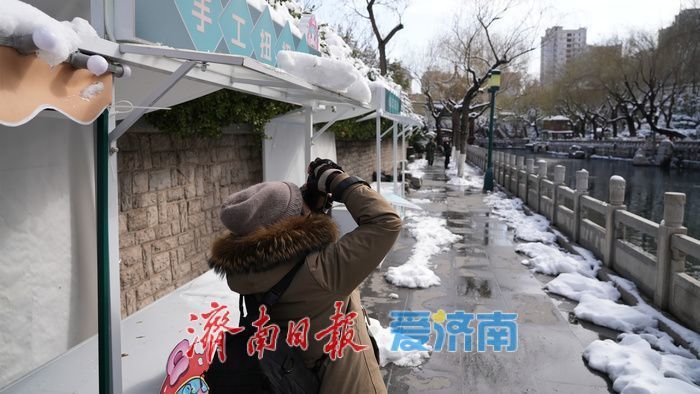 雪霁泉城披银纱，护城河畔如诗画