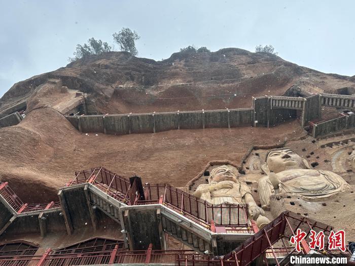 图为麦积山石窟里的大佛　戴文昌　摄