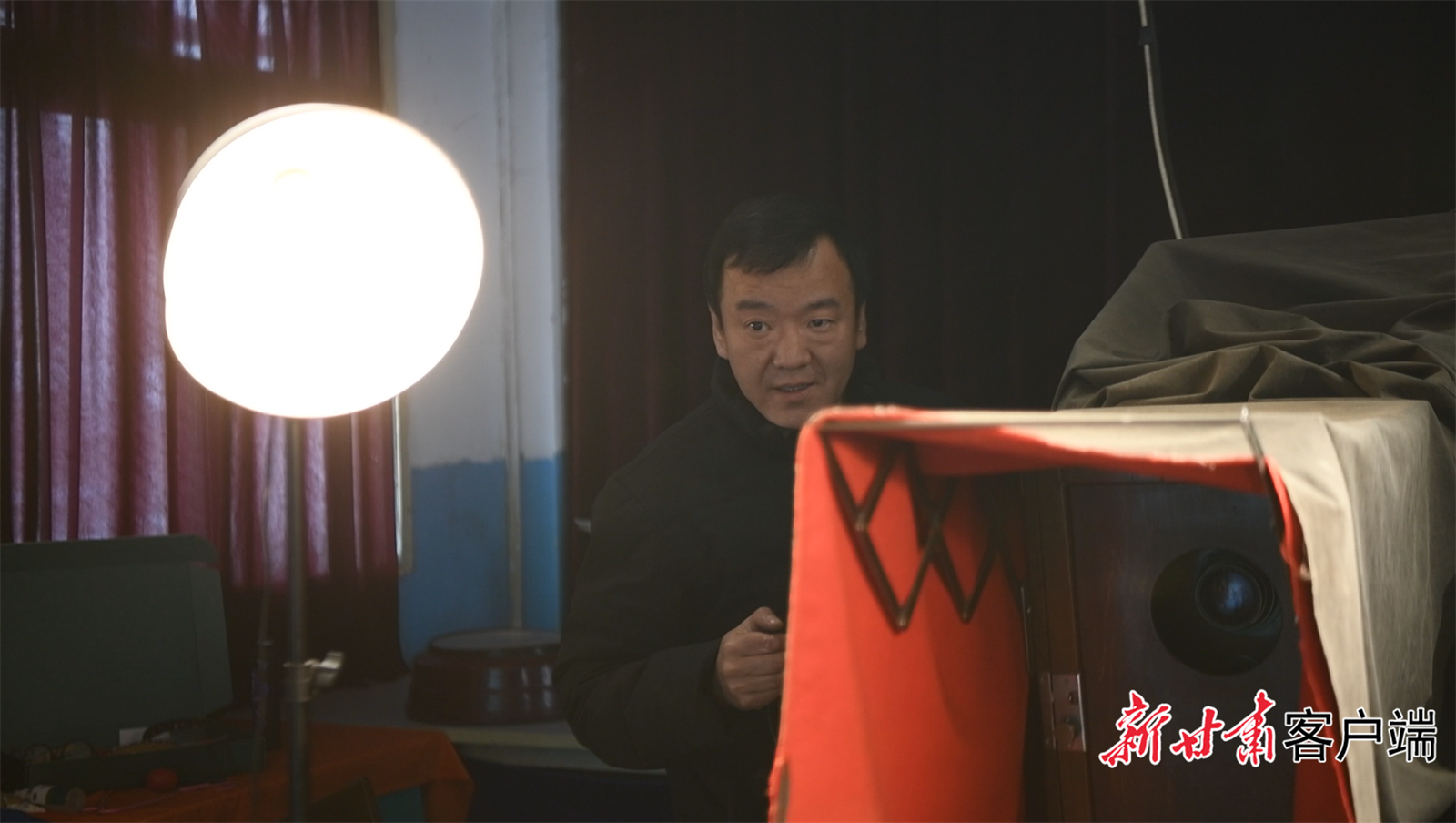 魏伟在使用“大画幅”老式相机