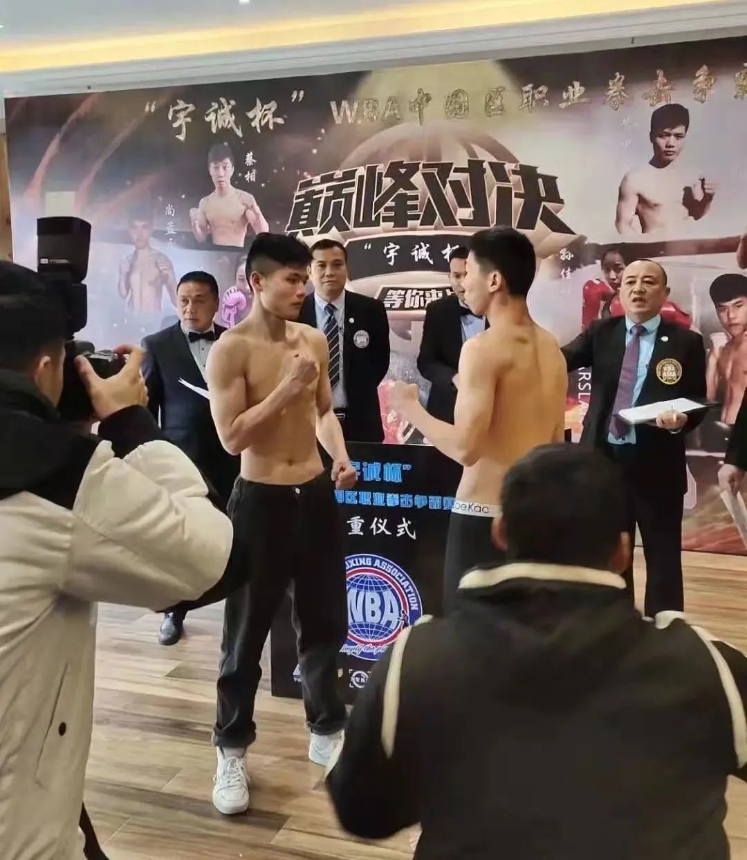 赛前的黄少康（左）