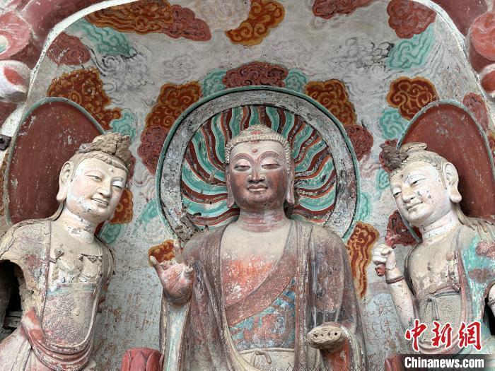 图为麦积山石窟里的雕塑　戴文昌　摄