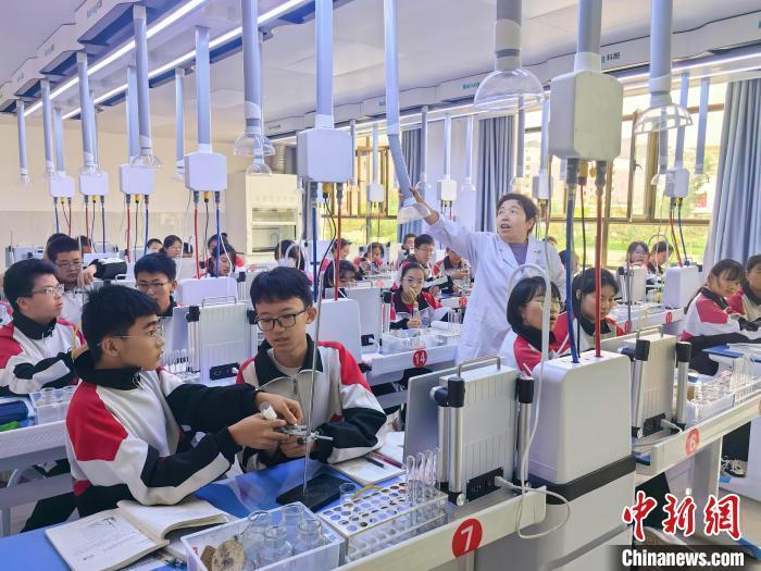 图为甘肃酒泉市肃北县中学学生在新建的理化生吊装实验室内进行化学实验教学　资料图　酒泉市教育局供图