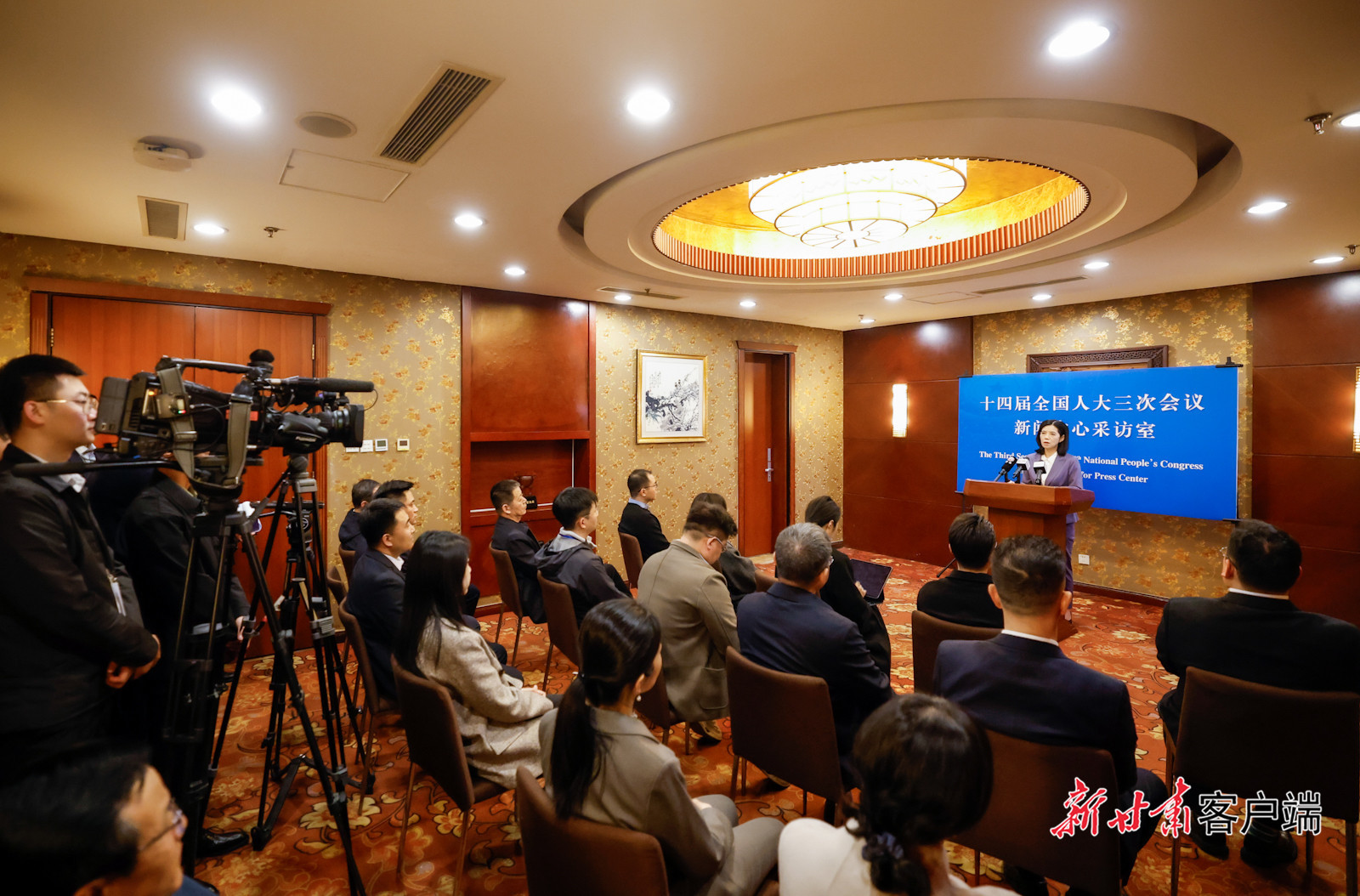 3月7日晚，十四届全国人大三次会议甘肃代表团在驻地举行首场新闻发布会，甘肃代表团新闻发言人张琴介绍审议政府工作报告和审查计划预算报告情况并回答记者提问。新甘肃&middot;甘肃日报记者　孟捷