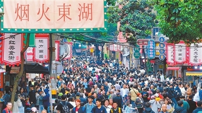 人头攒动的大士院已经成为南昌的网红打卡点之一。