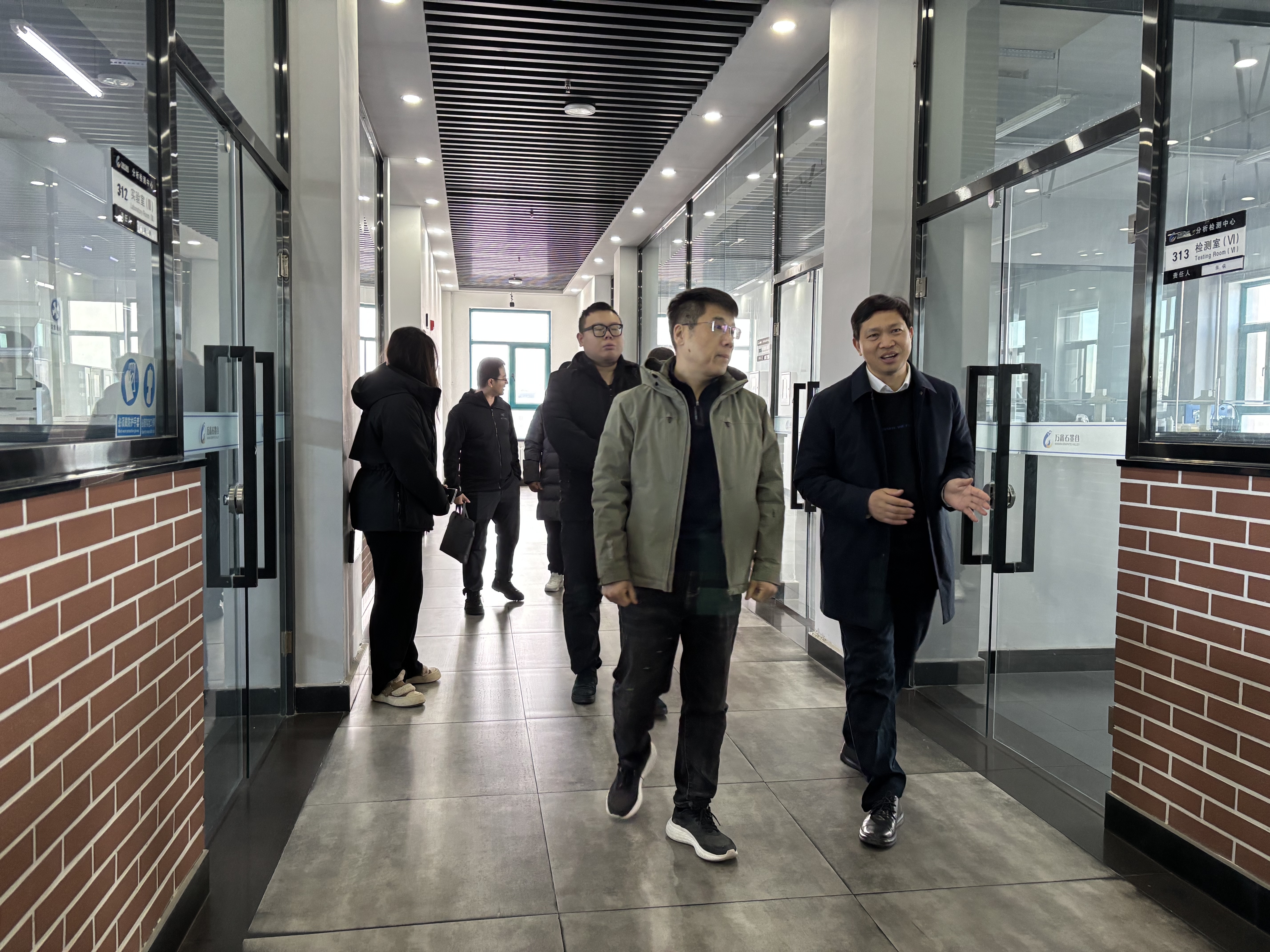 与企业负责人深入交流