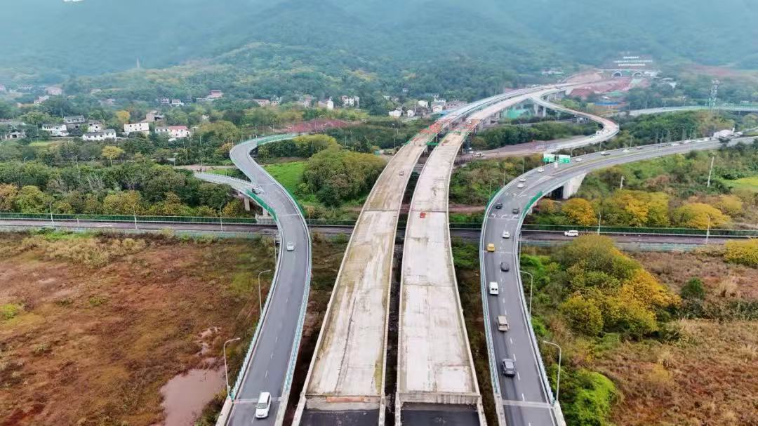 跨成渝环线高速主线桥建设现场。市住房城乡建委供图