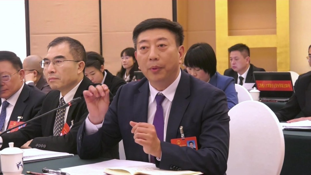 全国人大代表，江铃股份有限公司冲压厂三车间党支部书记、模具钳工首席技师刘辉：能工巧匠不光要“手感”好，还要懂智造