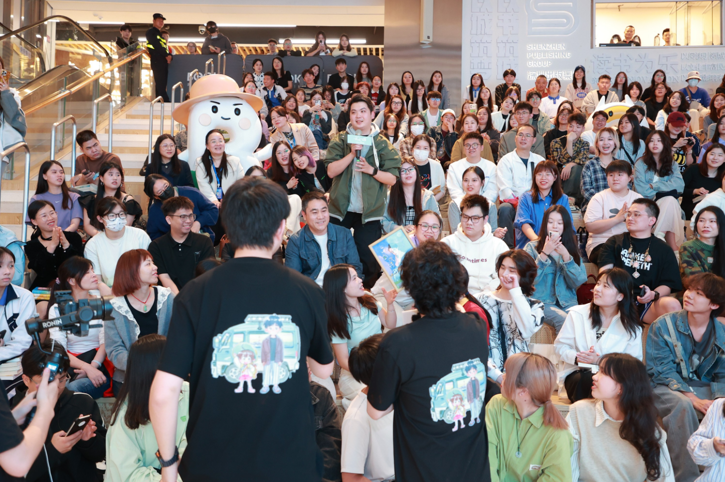 张嘉佳、彭昱畅携《天堂旅行团》在深圳书城中心城与读者“余生小聚”