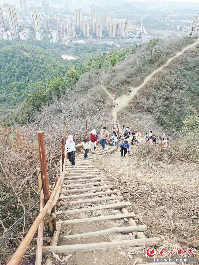 　　越来越多家庭在游玩尖山湖时来攀爬尖山。　　均为长沙晚报通讯员 周秋燕 供图