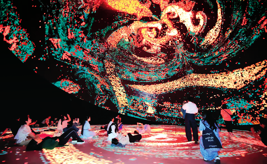 观众在湖南博物院参 观“生命艺术——马王堆 汉代文化沉浸式数字大 展” （2024 年 6 月 7 日摄） 湖南博物院供图