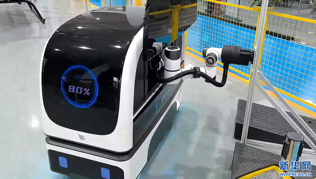 绿能慧充智能移动充放电机器人概念化样机正在模拟给车充电.郝云菲摄