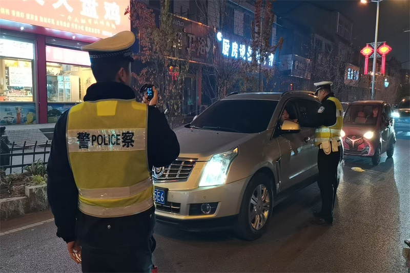 商丘市公安局交警支队持续开展夜检夜查行动，筑牢全国“两会”期间安全防线
