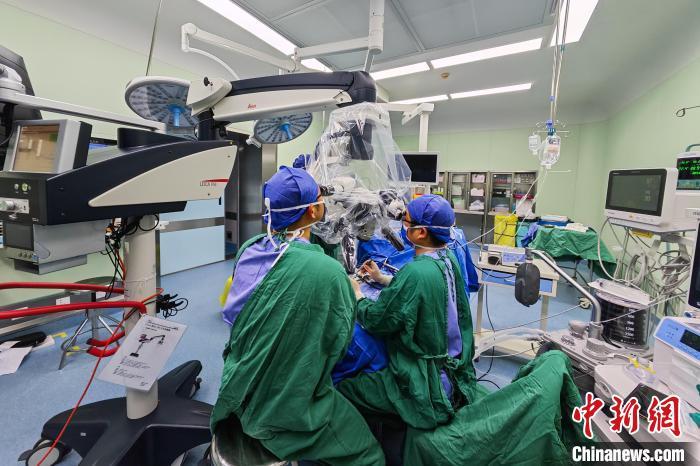 3月3日,江西省儿童医院耳鼻咽喉科团队实施了江西首例国家集采人工耳蜗植入术。江西省儿童医院 供图