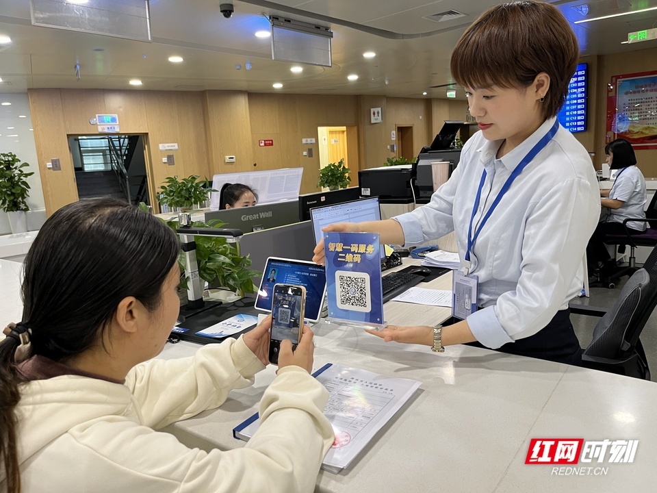 湖南省自然资源厅政务服务处的工作人员耐心为市民服务。