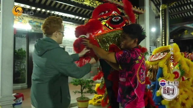 累蒙了！比利时小哥在佛山体验舞狮：戴上狮头就自成一个世界