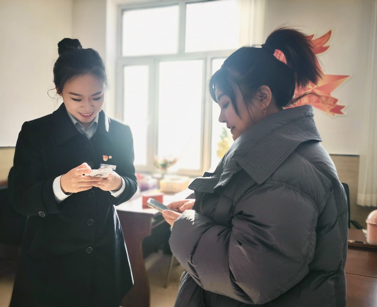 (建设银行宝清支行青年志愿者指导特教老师办理相关业务)