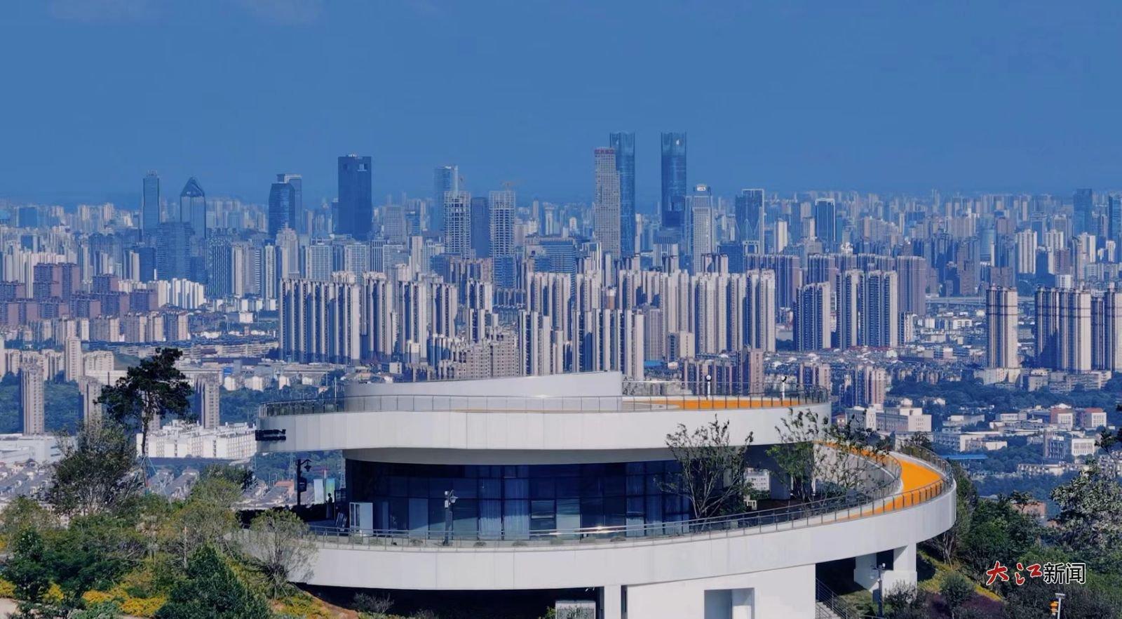 从蟠龙顶观景台俯瞰南昌，城区高楼大厦鳞次栉比，红谷滩双子塔轮廓清晰可见。（资料图）