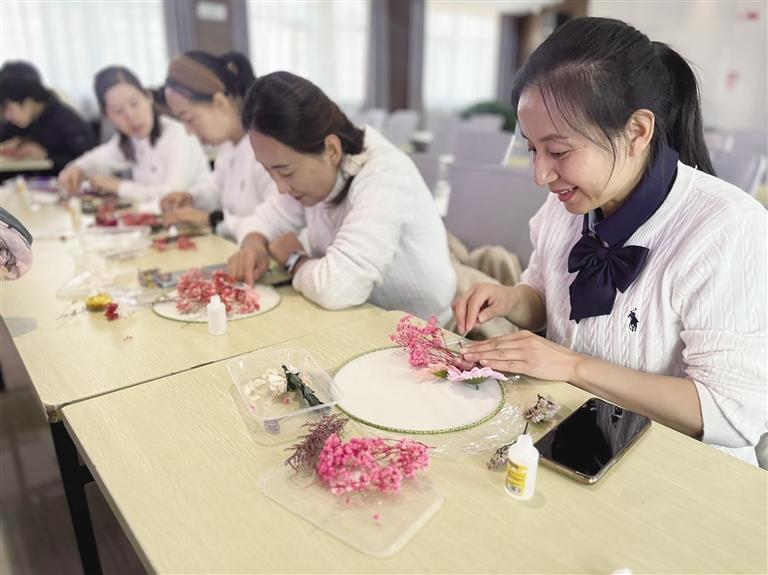 西北新村社区邀请女性朋友制作团扇 记者 任泽昕 摄