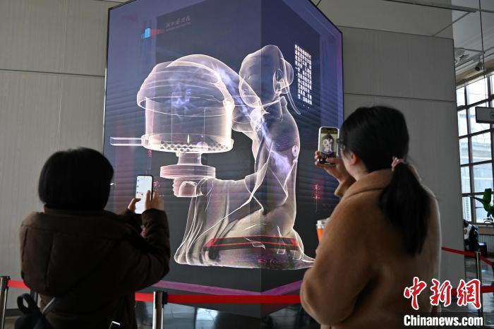 2月25日，河北博物院裸眼3D文物数字展对长信宫灯进行展示。　中新社记者 翟羽佳 摄