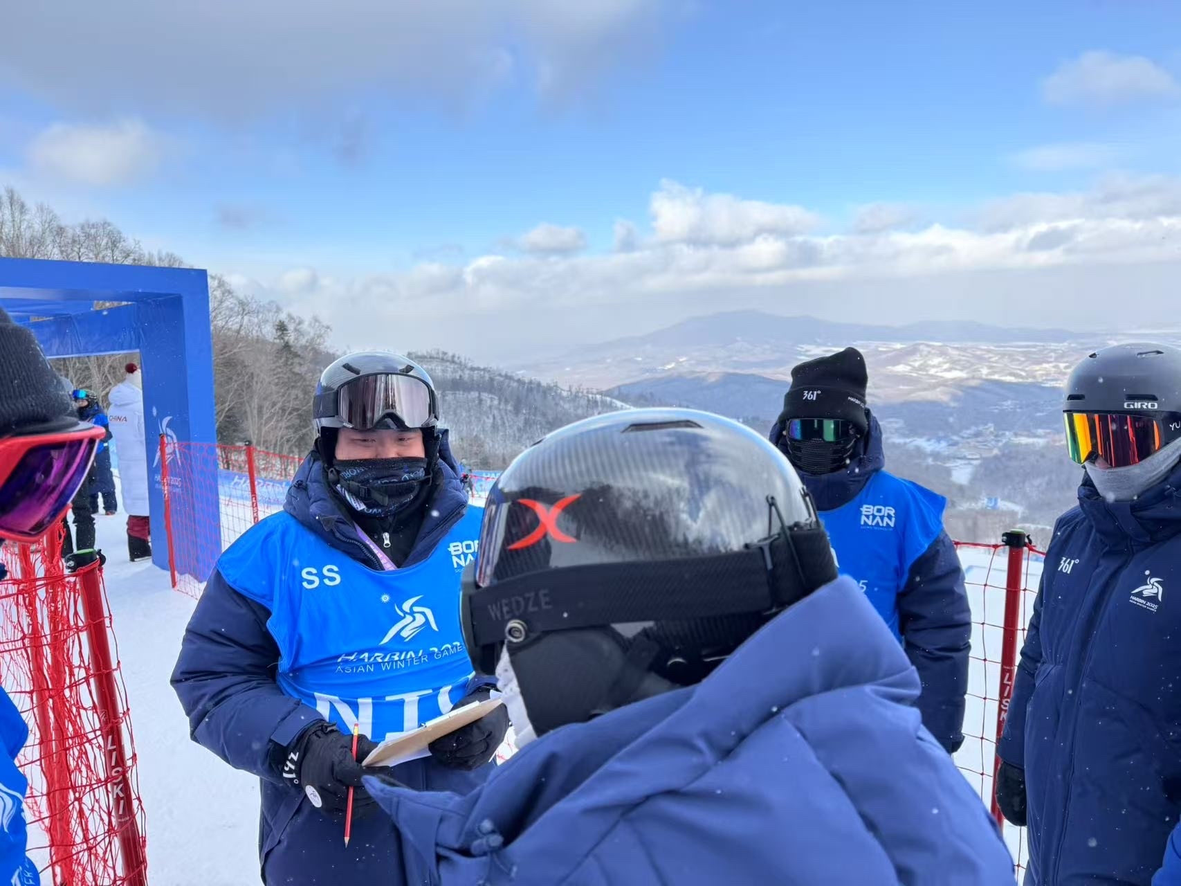 冰雪欢腾公司研发的碳纤维滑雪头盔供应亚冬会赛场