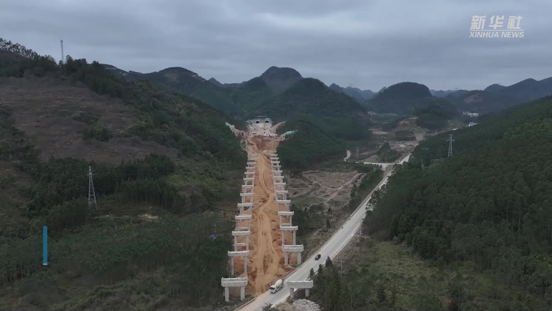 广西鱼宜高速旁勒隧道左洞顺利贯通