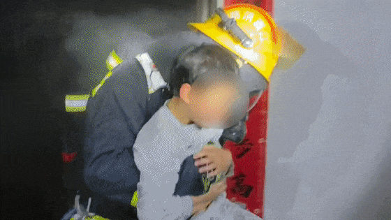 宜丰县一居民楼深夜起火 两男孩被困阳台！只因睡前忘关取暖器