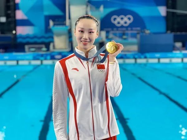张雅怡展示奥运金牌。供图/任雪曼