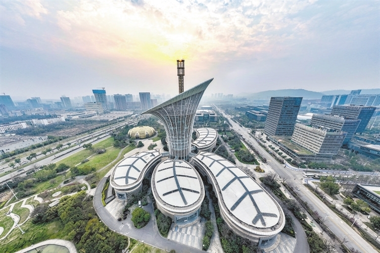 位于湖北武汉中国光谷未来科技城的武汉新能源研究院大楼（无人机照片）。　　新华社记者 伍志尊摄