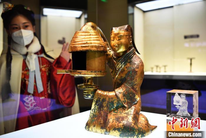 西汉长信宫灯，现藏于河北博物院。(资料图) 中新社记者 翟羽佳 摄