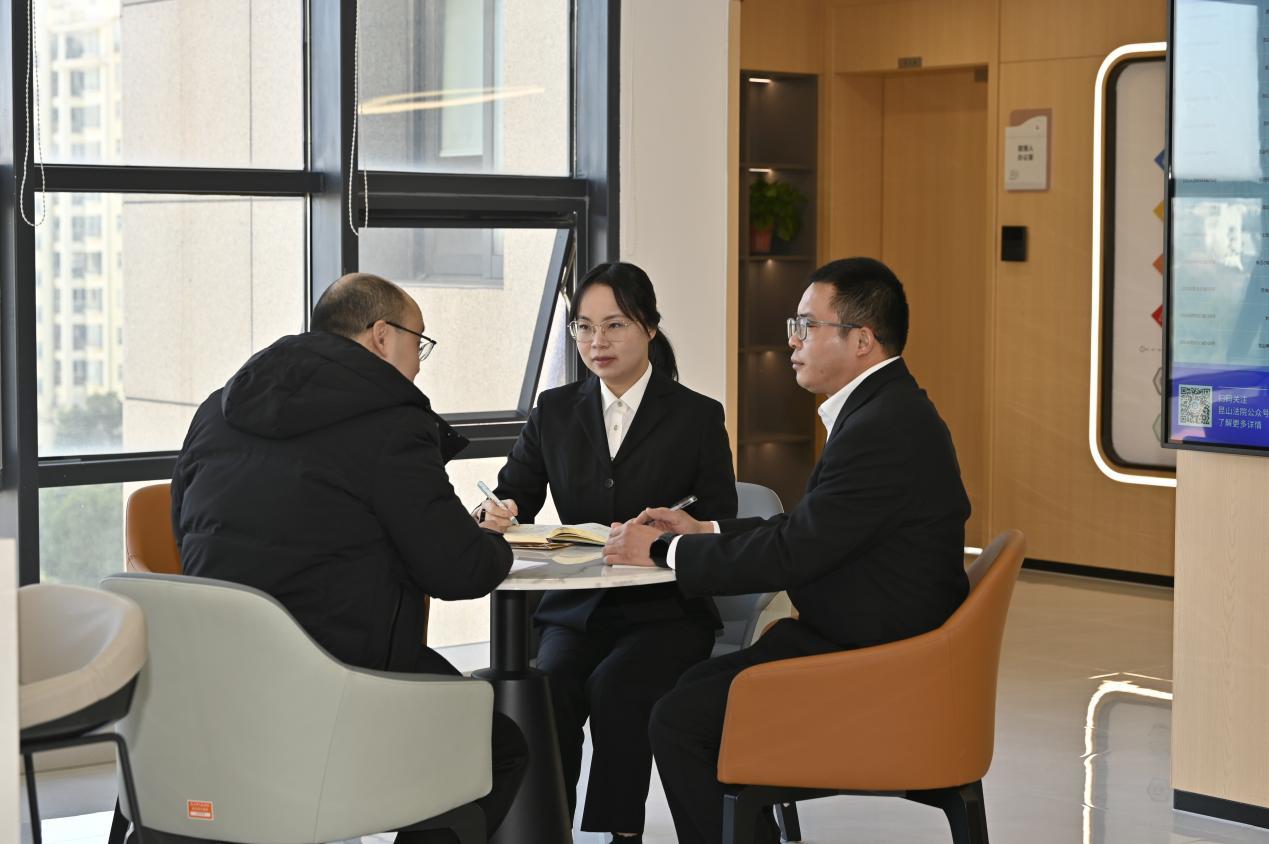中心工作人员接待咨询的困境企业负责人