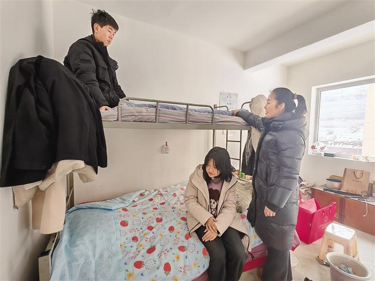 爱心人士看望小花和哥哥