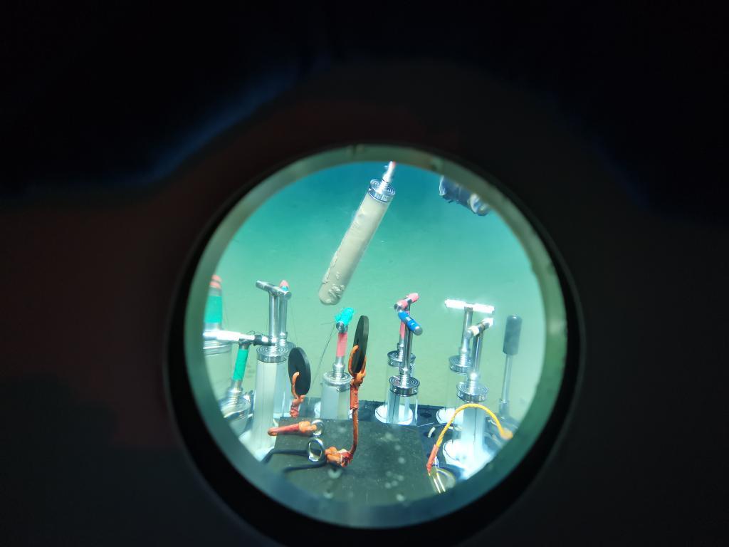 科研人员通过载人潜水器对深海沉积物进行取样。（受访单位供图）