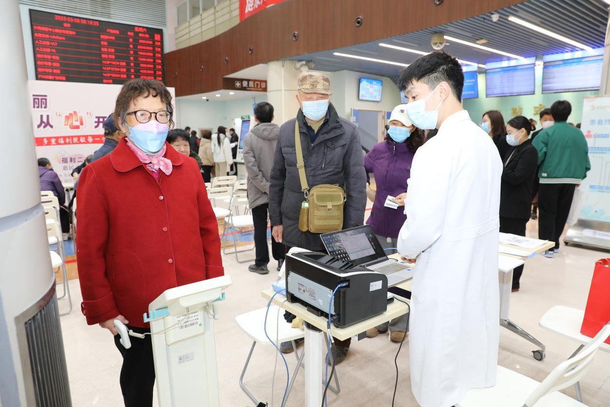 患者接受人体成分分析仪检查