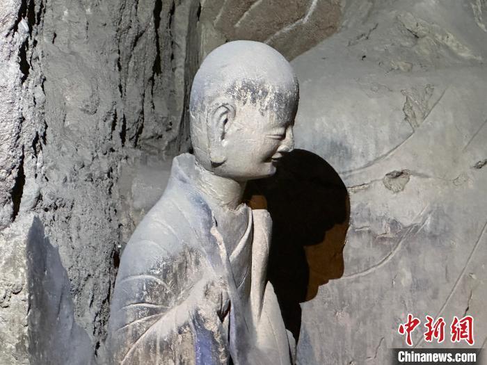 图为麦积山石窟里的小沙弥　戴文昌　摄