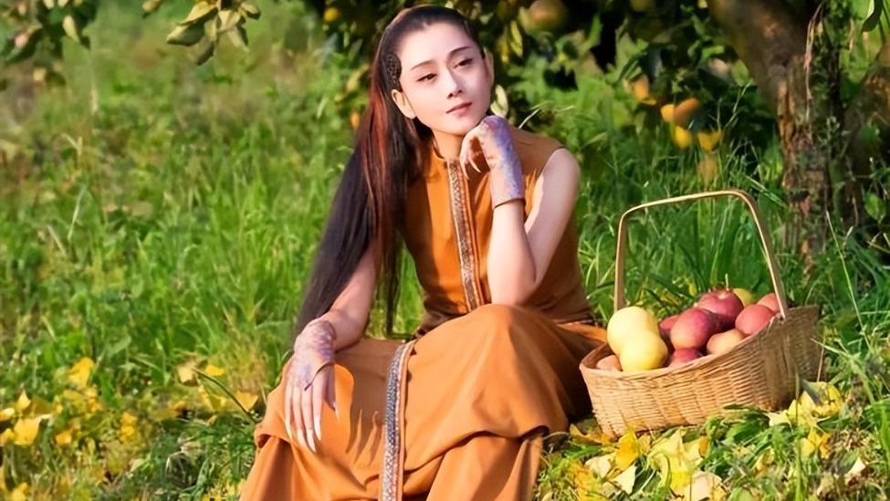 杨丽萍私生活引争议，如厕洗澡靠男助理伺候，每年520发亲密合照封面图