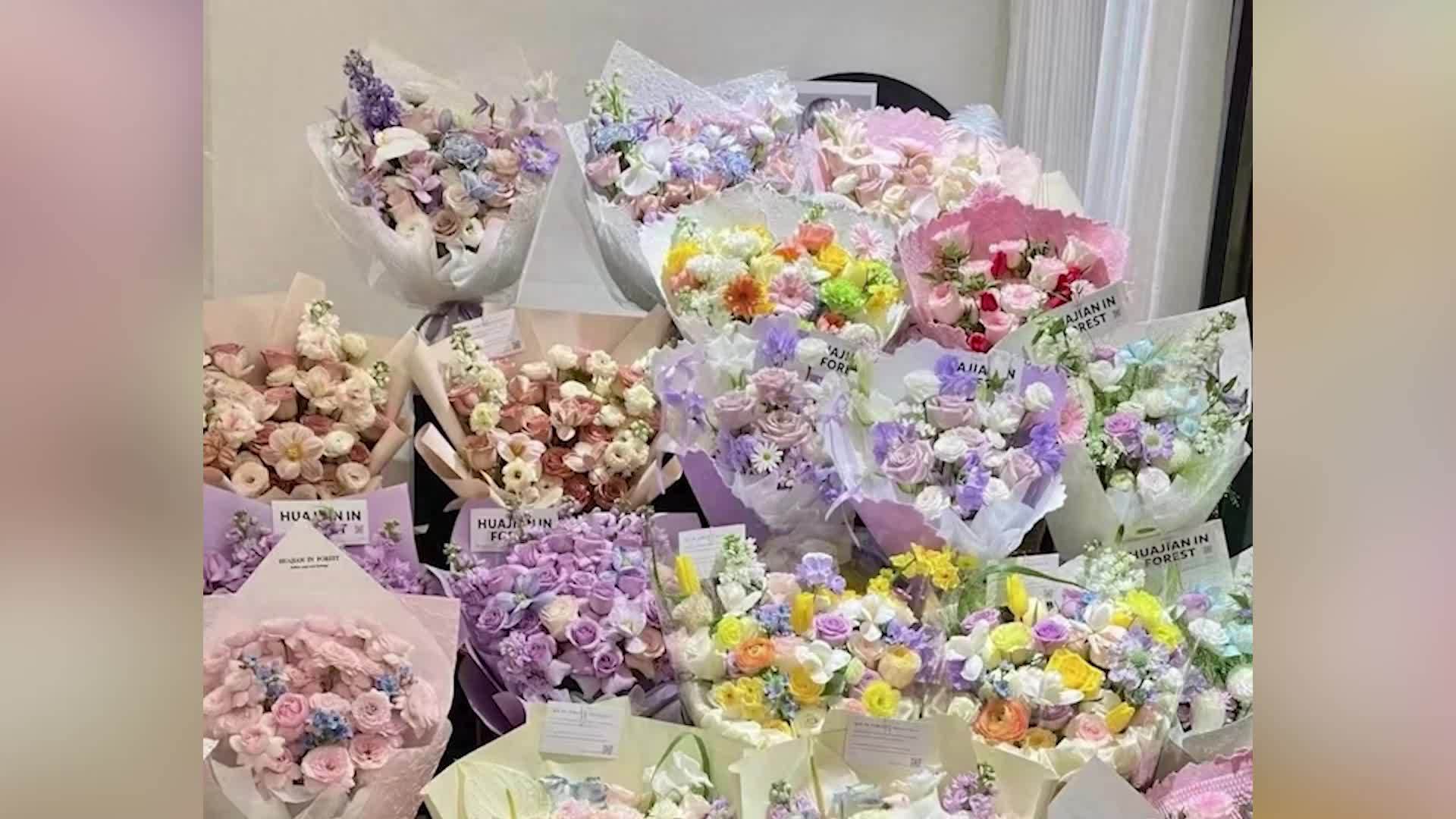 武汉一花店妇女节前持续“爆单”，有店主推出名为“自己”花束：你有很多角色，但首先是自己